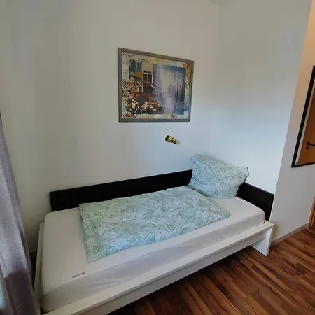 Bew Monteurzimmer - *