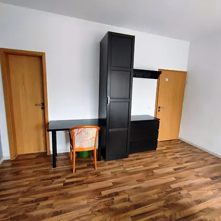 Monteurzimmer - * וואלדברון