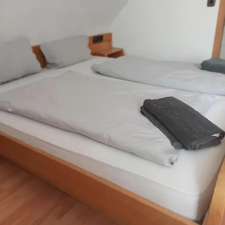 Monteurzimmer - * וואלדברון