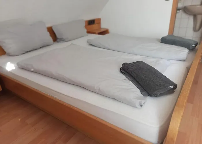 Monteurzimmer - * וואלדברון